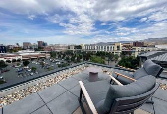 King Bed Studio Rooftop Views has rooms with a private hot tub