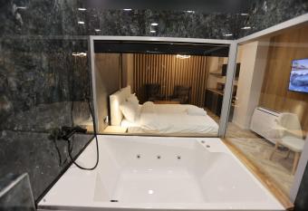 B.G Luxury Suites has rooms with a private hot tub