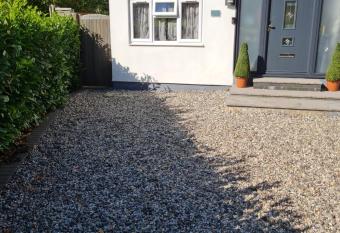 1 Bed Annex 2 mins from Harlow Mill train station has Balcony rooms