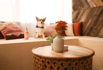 DESERT BLUSH by The Joshua Tree Cabin (+ Hot Tub!) has rooms with a private hot tub