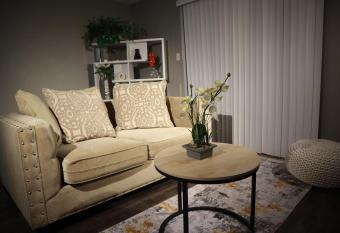 COZY TOWNHOME IN DALLAS FORTH WORTH has Balcony rooms