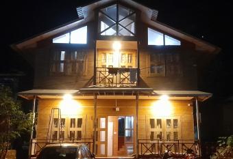 The woods beach house has Balcony rooms