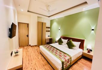 Hotel IP Swarn near Anand Vihar Vaishali Ghaziabad has Balcony rooms