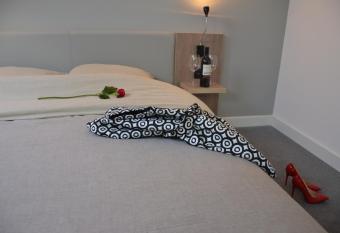 Garni Hotel Plava Laguna has rooms with a private hot tub