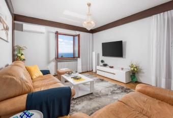 Deluxe Apt 100 m to the beach has rooms with a private hot tub