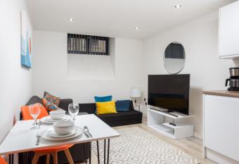 Conditioning house - One Bed allows 18 year olds to book a room