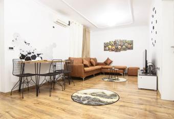 Dea s Home Tirana Center has rooms with a private hot tub