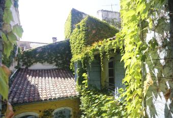 La R  sidence Arles Centre allows 18 year olds to book a room