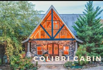 Colibri Cabin on a peaceful lake, with a hot tub! has Balcony rooms