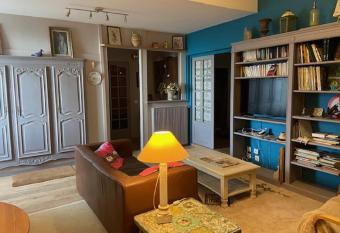 Les volets bleus allows 18 year olds to book a room