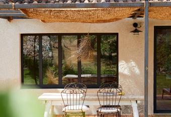 Petit coin de paradis avec jardin priv   et piscine has Balcony rooms