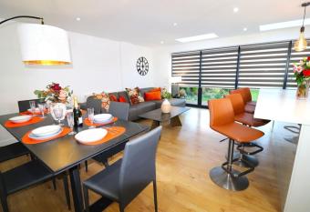 Hutchcomb Villa, 4 Bed Luxury House,Oxford+Parking has Balcony rooms