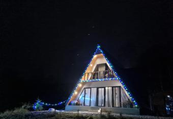 Lini  tea Mun  ilor! has rooms with a private hot tub