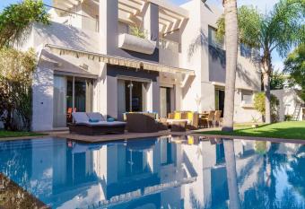 Luxury villa Bouskoura Pearl has rooms with a private hot tub