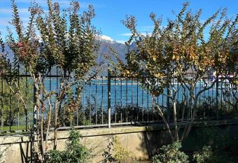 Suite Iseolago fronte lago e spiaggia allows 18 year olds to book a room