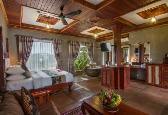 Model Temple Resort & Spa has rooms with a private hot tub