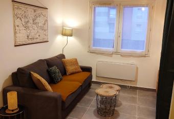 Cosy Studio    proximit   de PARIS allows 18 year olds to book a room