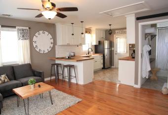 Cozy Cottage w/ Walkability to Downtown Grove City has Balcony rooms