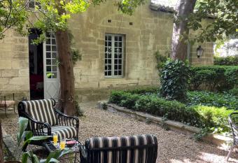 Face au Palais allows 18 year olds to book a room