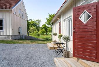 Pr  stg  rden i lantlig milj   med fyra sovrum, dusch, k  k och vardagsrum has Balcony rooms