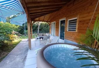 Villa Anse Maurice et SPA has rooms with a private hot tub