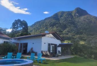 linda finca bien ubicada clima primaveral has rooms with a private hot tub