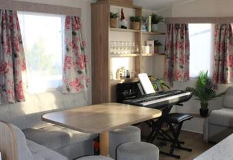 Cosy beachfront getaway in Mersea has Balcony rooms