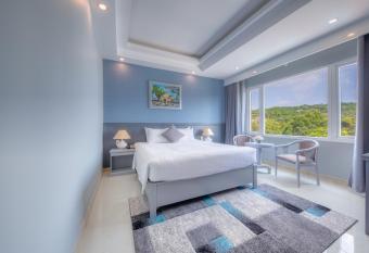 Ocean Pearl Hotel Phu Quoc has rooms with a private hot tub