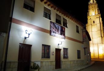 Hotel Rural Villa y Corte, Alojamientos Tur  sticos has rooms with a private hot tub