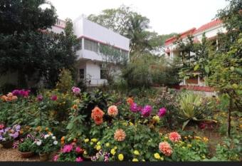 Rajlaxmi Resort - Pure Veg has Balcony rooms