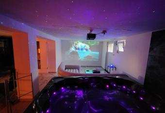 A O G prestige Relax Max SPA SAUNA has rooms with a private hot tub