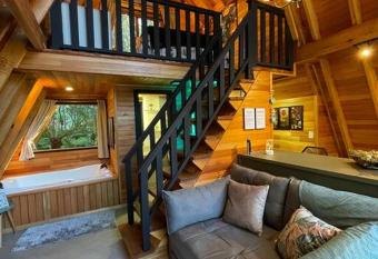 Laventure Vert - ideal para relaxar has rooms with a private hot tub