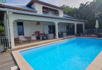 Les oliviers sous le cocotier has Balcony rooms