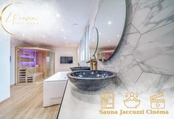 L Evasion - Sauna Jacuzzi Cinema has rooms with a private hot tub