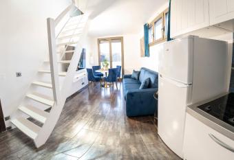   l  gant 2 pi  ces proche de Paris et Disneyland has Balcony rooms