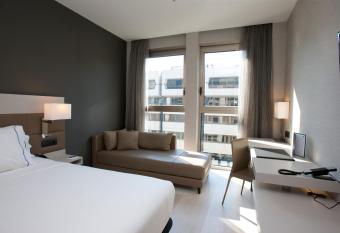 AC Hotel Col  n Valencia by Marriott has Balcony rooms