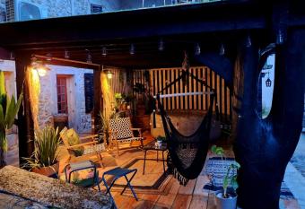 Cabane chez sam et gael has rooms with a private hot tub