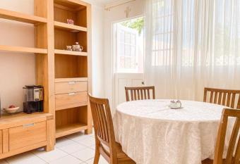 Tropical Retreat Stay Aruba allows 18 year olds to book a room