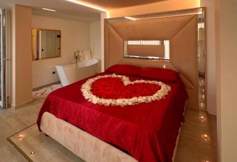 Secret Suites Panoramic has rooms with a private hot tub