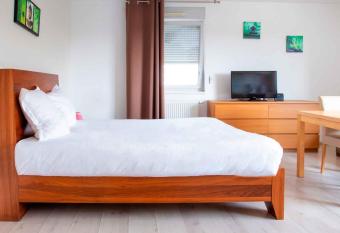 Appart  du Trident allows 18 year olds to book a room