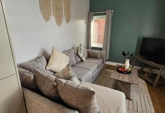 Cozy Corner - 2 Bedroom Apartment allows 18 year olds to book a room