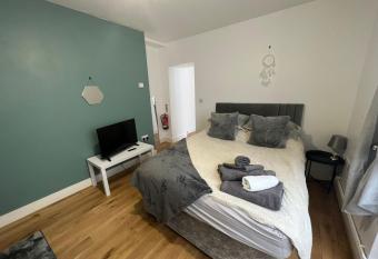 Dream Weaver Apartment allows 18 year olds to book a room