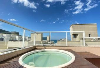 Su  te em Cobertura, N  o    a cobertura toda, somente su  te e piscina allows 18 year olds to book a room