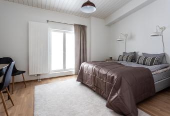 Ainutlaatuinen ullakkohuoneisto ydinkeskustassa allows 18 year olds to book a room