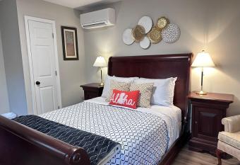 Craft Cottage fully fenced yard w private parking has Balcony rooms