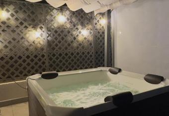 Dpto nuevo Re  aca gran terraza has rooms with a private hot tub