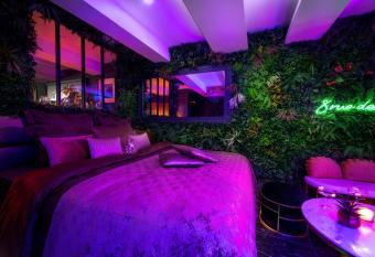 Love room    La nuit de r  ve    centre historique allows 18 year olds to book a room