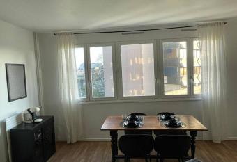 Joli F2 plein centre ville has Balcony rooms