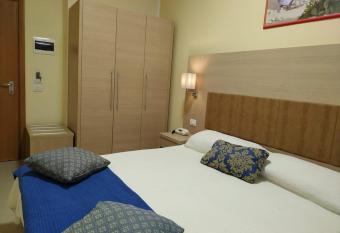 Hotel Cuba Aeroport Restaurant has rooms with a private hot tub