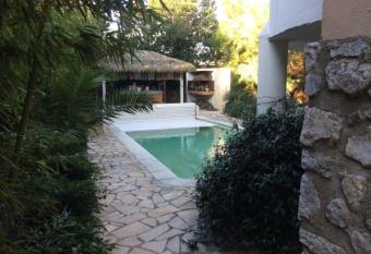 campagne en ville has rooms with a private hot tub